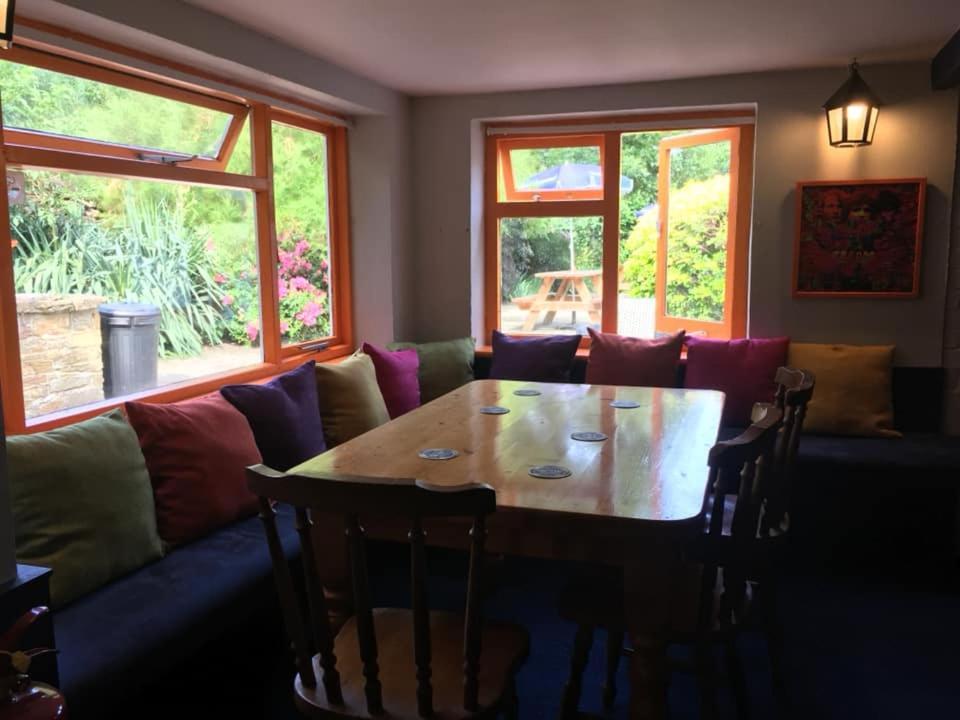 Phelips Arms Bed & Breakfast Montacute Екстериор снимка